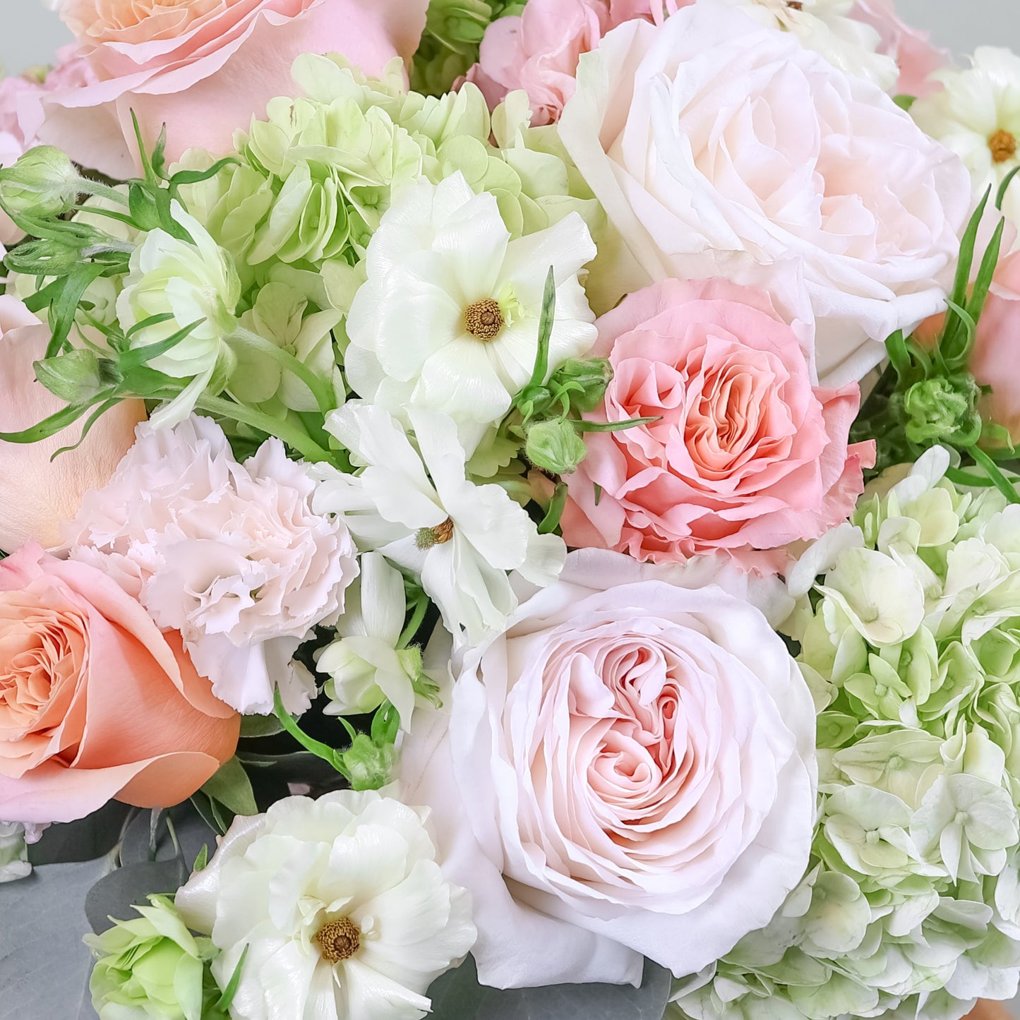 Meadow Estate – Lush Round Centerpiece